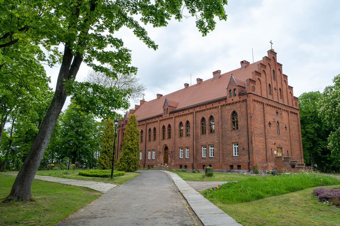 Pałac Biskupi z częścią muzealną (Salon: Kredensowy, Niebieski, Kominkowy, Biblioteka, Gabinet i Salon Papieża Grzegorza) poznaj historię pałacu i jego mieszkańców